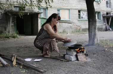 ЛНР: Некоторые жители Луганска вынуждены готовить еду на костре