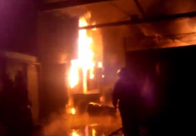 В Донецке снаряд упал около Экономического техникума в Куйбышевском районе и вызвал массивный пожар 