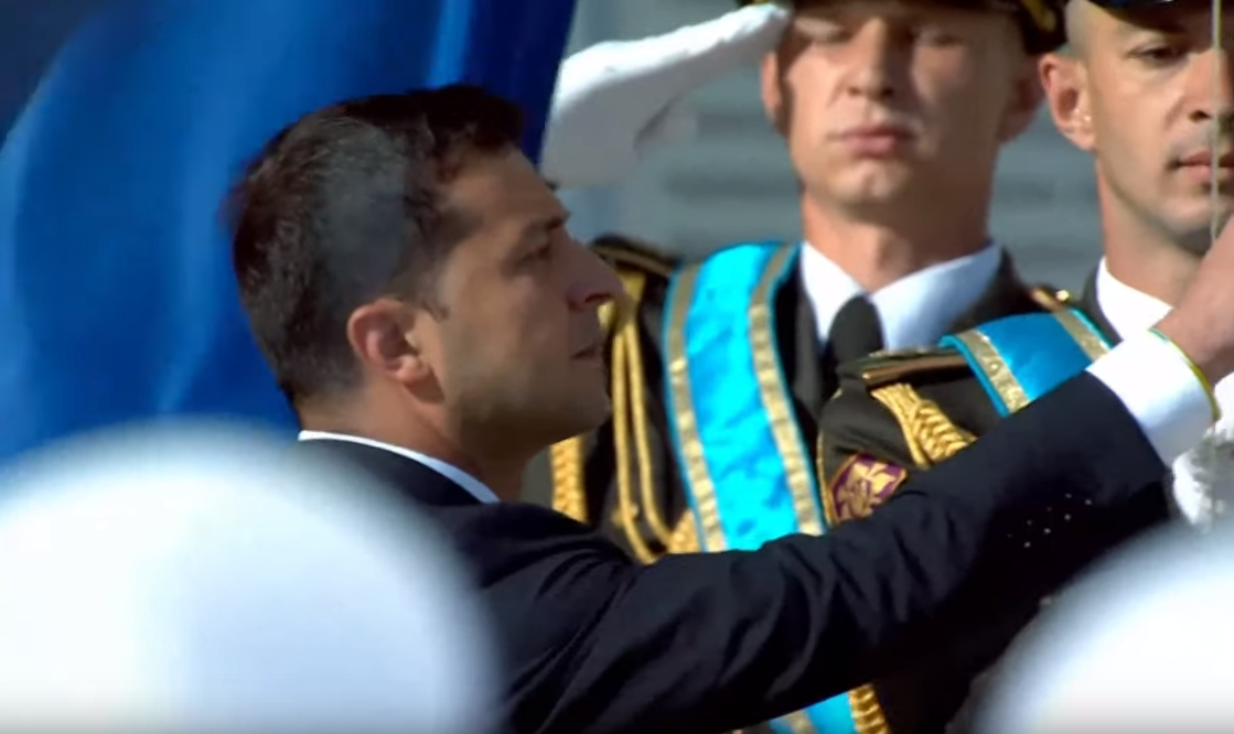 Зеленский поднял Государственный флаг вместе с военными: видео