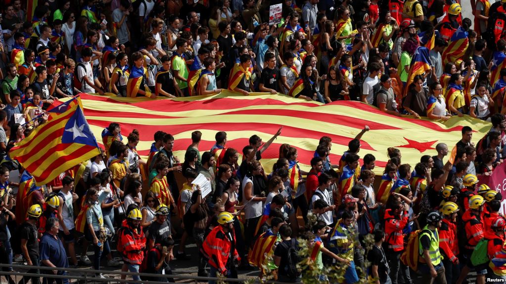 Испания  "закручивает гайки" раскольникам из Каталонии: Карлос Пучдемон уволен, стало известно, кто стал новым главой Каталонии