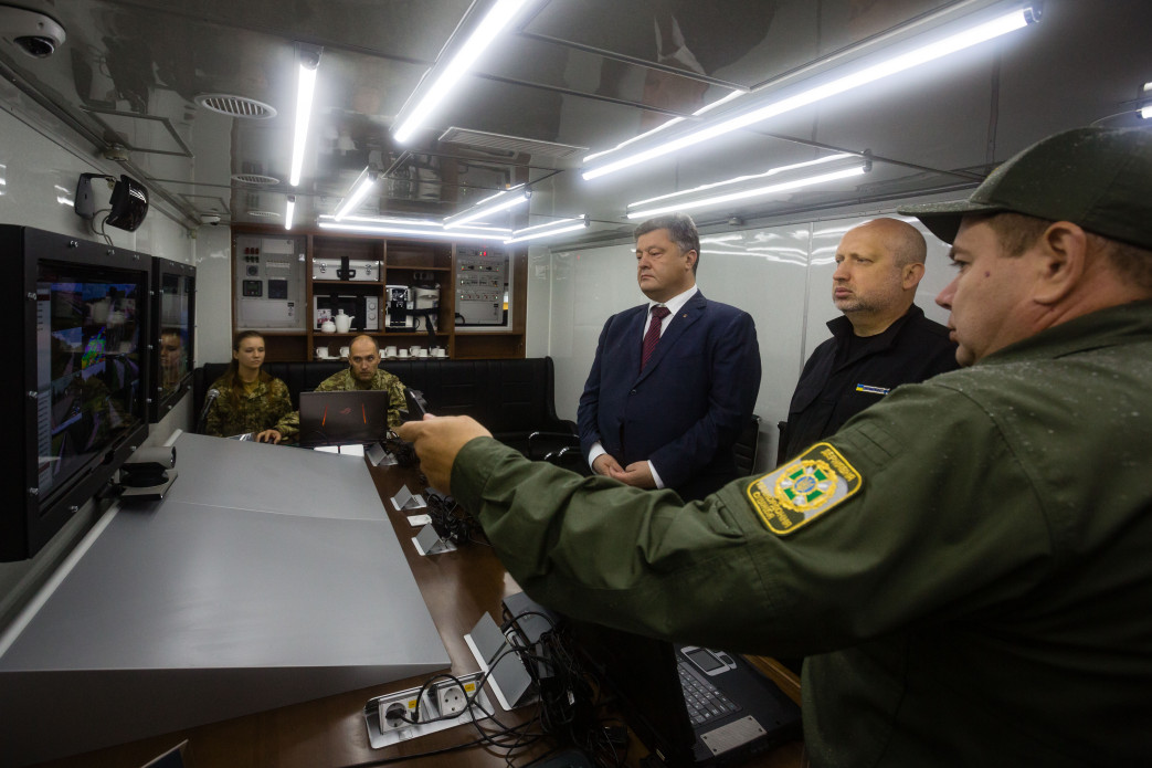 Порошенко поругал главу Черниговской ОГА во время проверки новой системы защищенной связи - видео