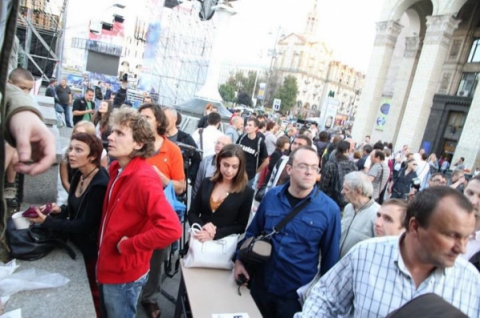 На Майдане Независимости произошла стычка между сотнями самообороны, прозвучал выстрел