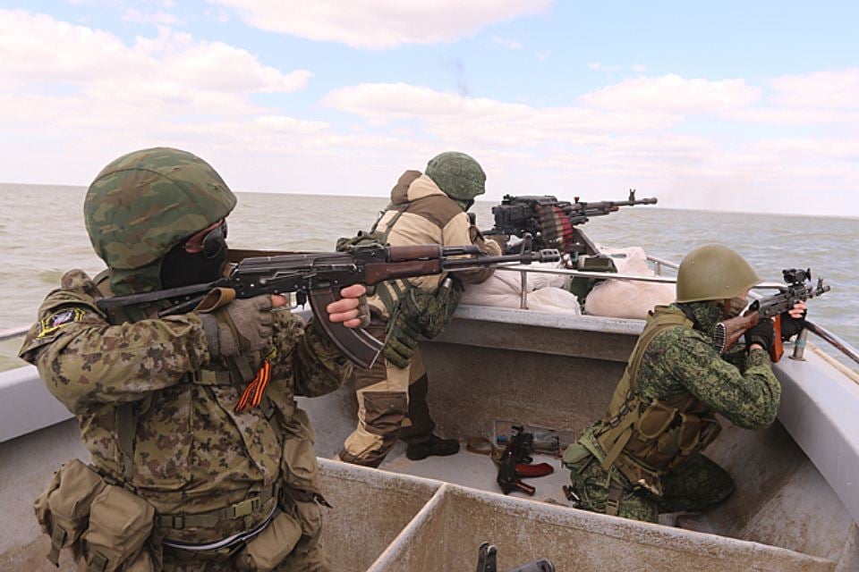В "ДНР" принялись за рыбаков: боевики отбирают лодки у людей для своей "флотилии" - погранслужба