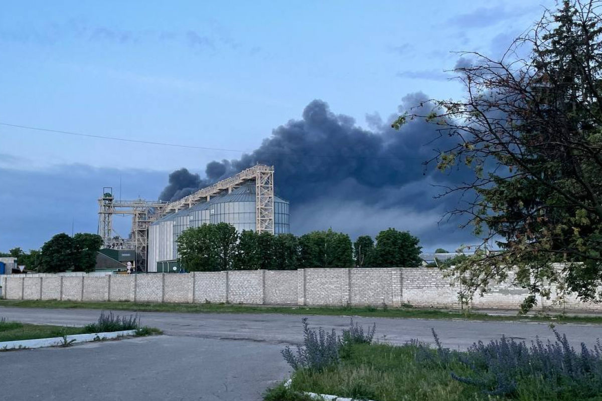 ​В Сватово уже час гремят взрывы на складе боеприпасов оккупантов