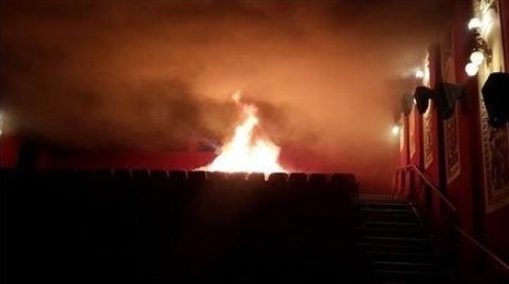 Очевидцы: в Киеве подожгли кинотеатр "Жовтень"