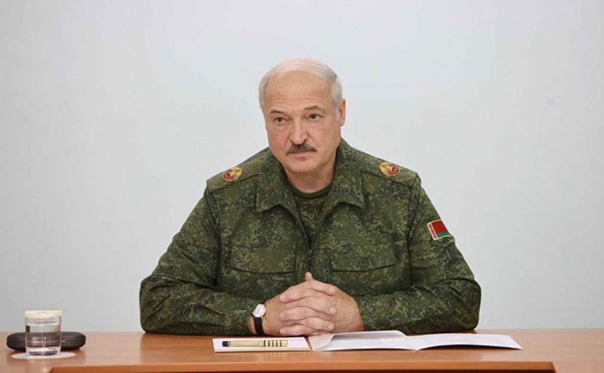 Лукашенко привел пол-армии в боевую готовность: "А вдруг у них ядерное оружие?"