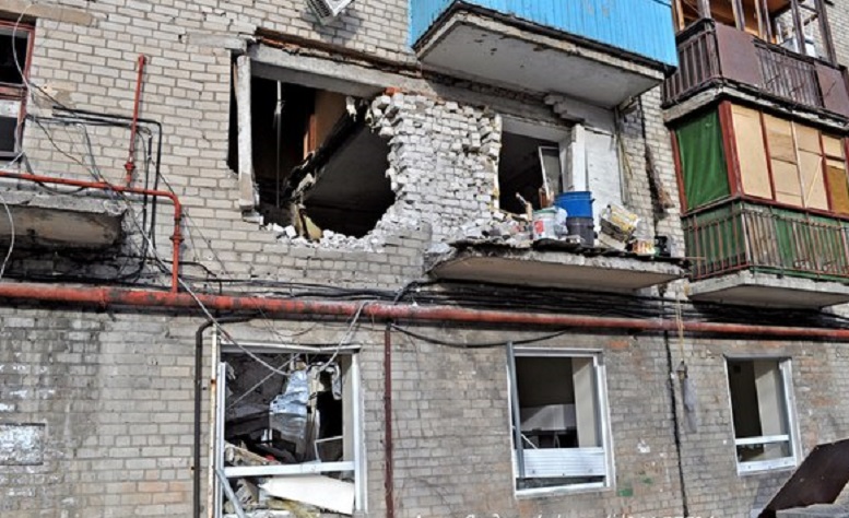 Переселенец из Донецка стал невыездным из-за неуплаты налога за разрушенное террористами жилье
