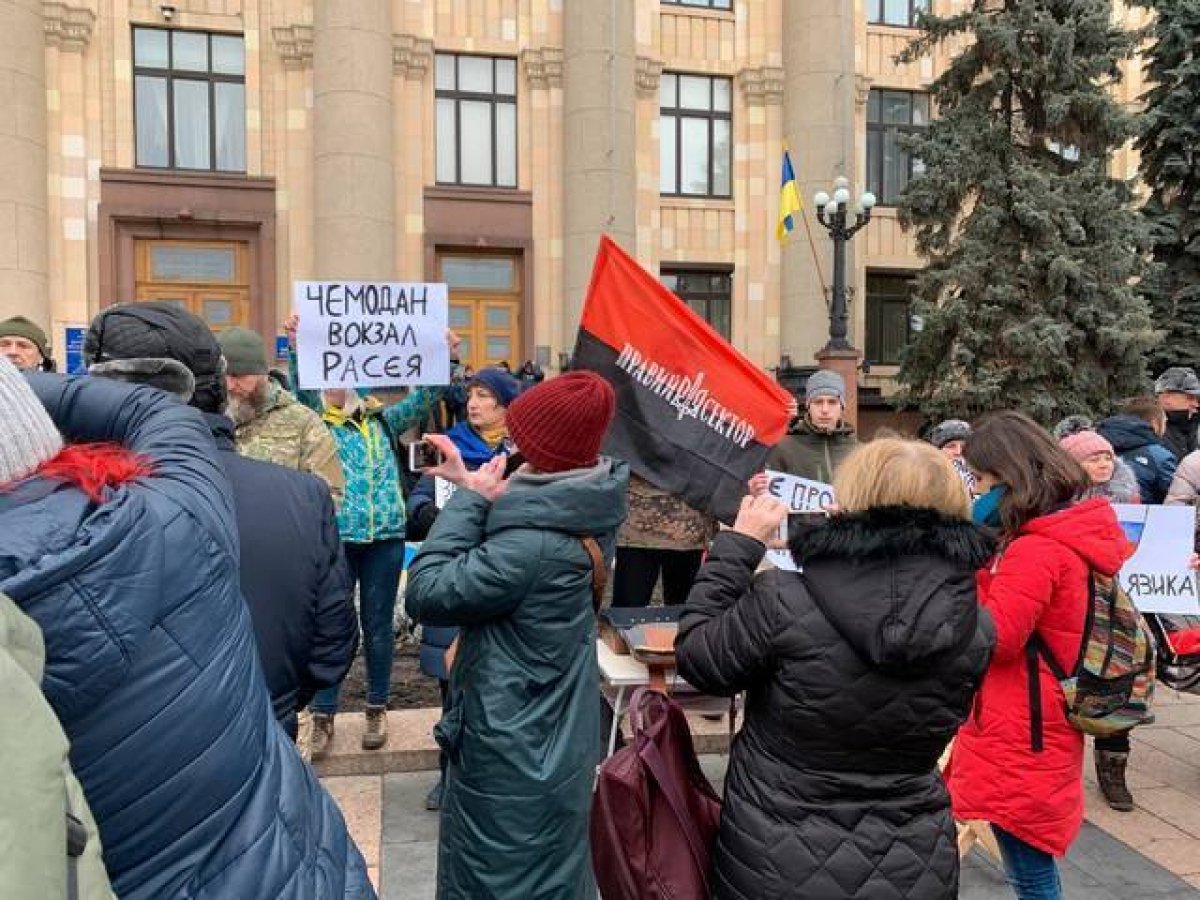 "А ну, давай, у@@@вай отсюда!" - в Харькове произошла драка между националистами и сторонниками "русского языка"