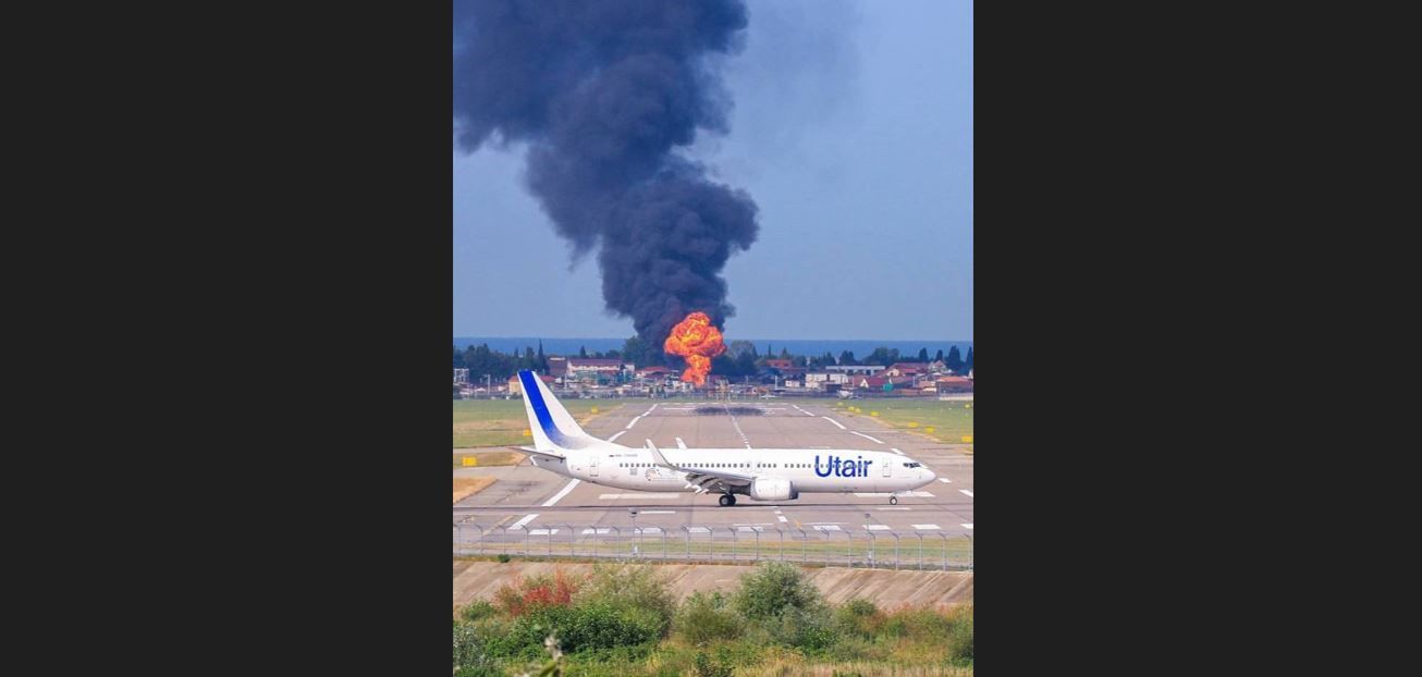 ​В Сочи крупный пожар у аэропорта: огонь и клубы черного дыма видны за километры, слышны "хлопки"