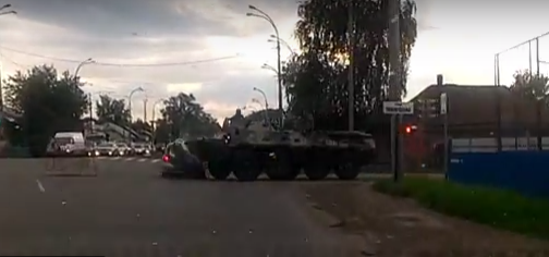 В российском Кемерово "кровавое столкновение": БТР в центре города протаранил легковой автомобиль - опубликованы кадры 
