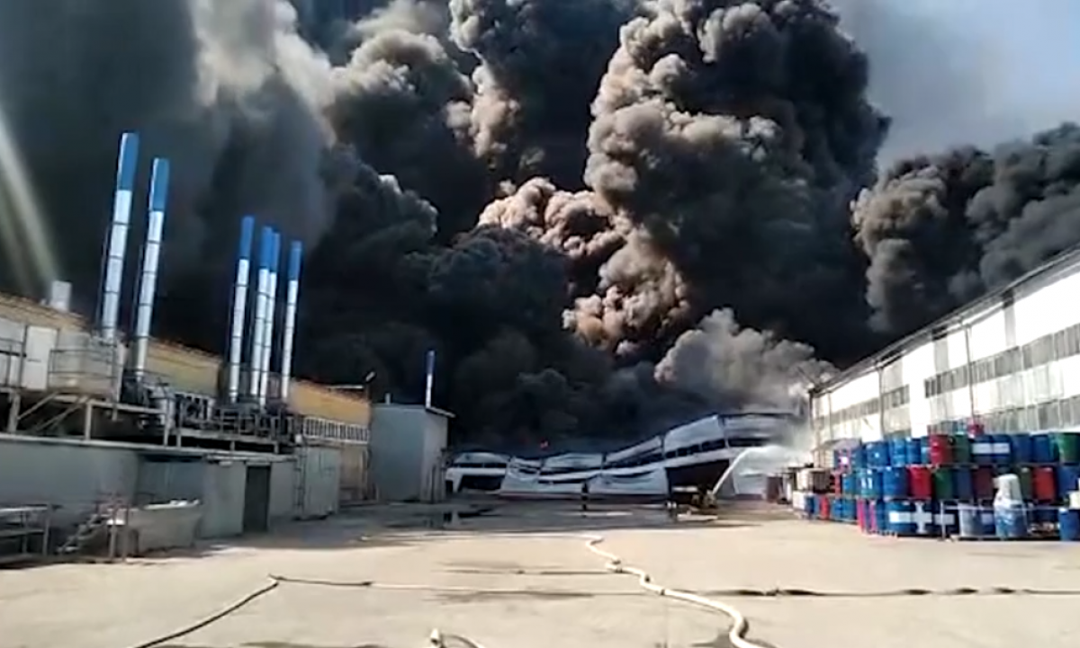 Видео мощного пожара на складе в Самаре: крыша рухнула, город затянуло черным дымом 
