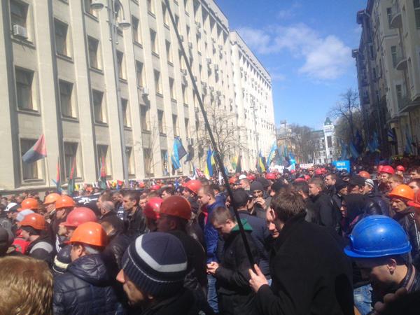 Колонна шахтеров в Киеве отправилась к Раде