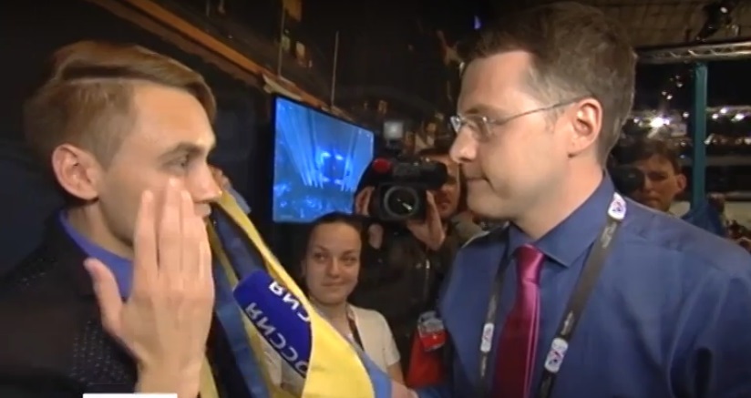 Покайтесь! "Путин уйдет и вы поймете, что лжете" - украинский репортер ответил на нападки российского коллеги и закрыл нашим флагом его микрофон 