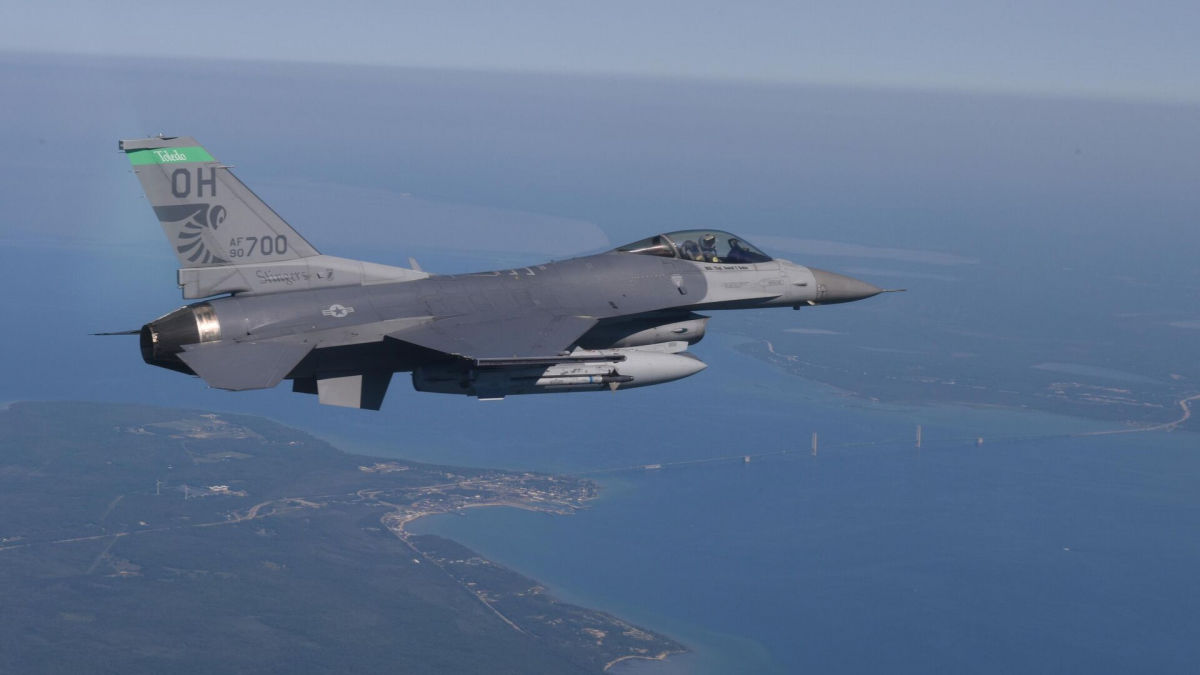 Белый дом уточнил срок начала подготовки ВСУ к управлению F-16