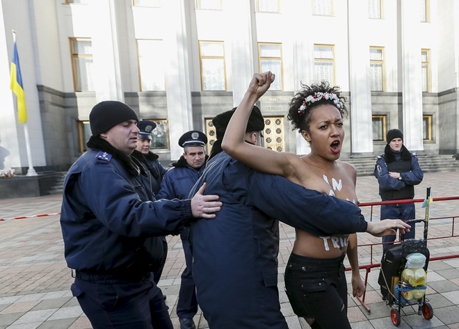 Журналисты узнали, чья голая грудь чуть не сорвала встречу Порошенко и Лукашенко