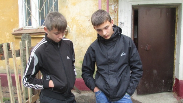 В Питере бесчинствуют банды малолетних негодяев, избивающих прохожих ради развлечения и лайков в соцсетях, - кадры
