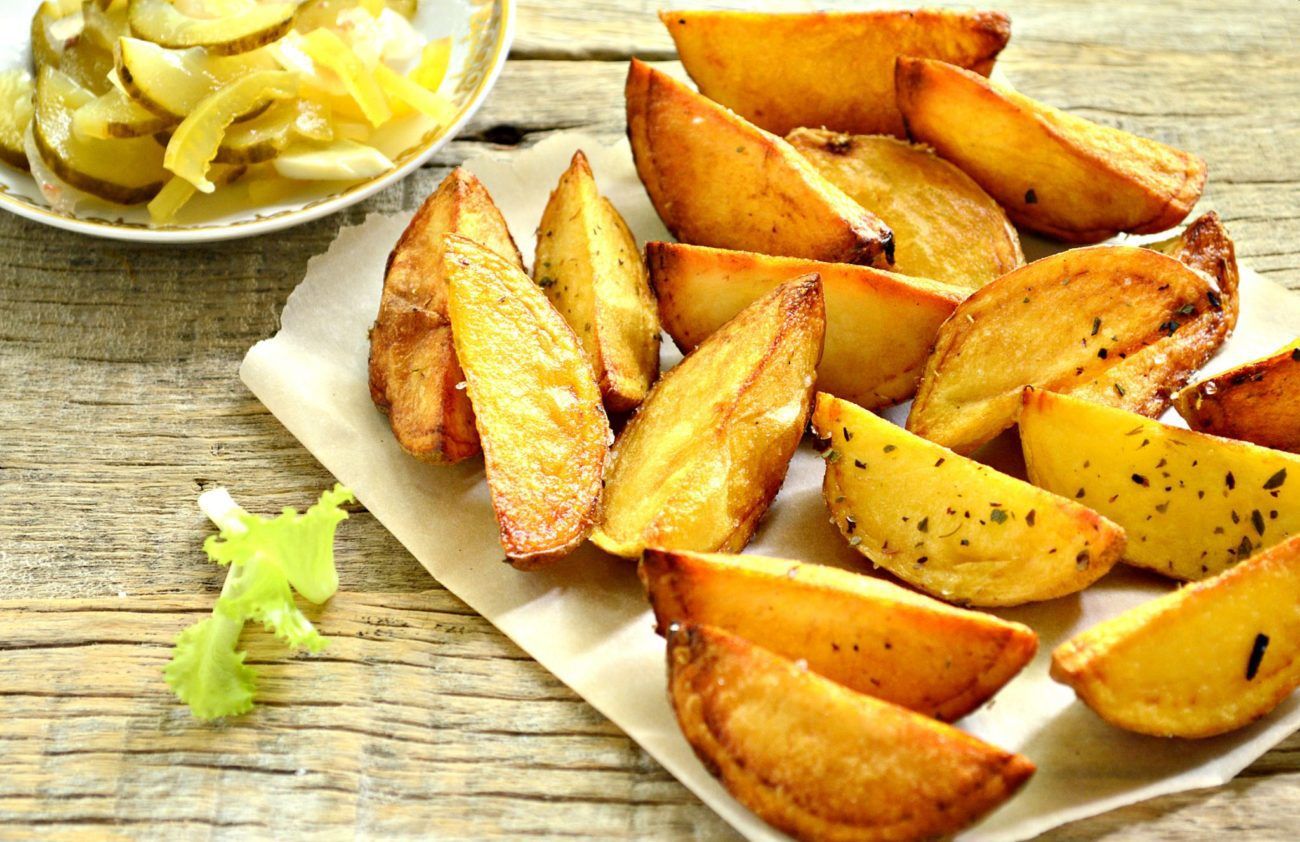 Вкусный ужин без усилий: рецепт картофеля по-деревенски восхитит вкусом и сэкономит время