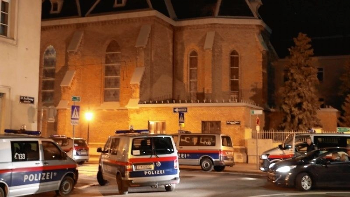 В Вене опознан один из нападавших террористов: стрельба продолжается, люди пытаются укрыться во дворах