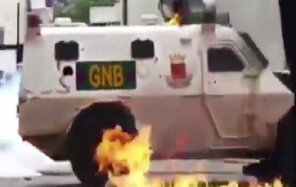 Шокирующие кадры из Венесуэлы: силовики на бронетехнике давят протестующих против диктатора Мадуро