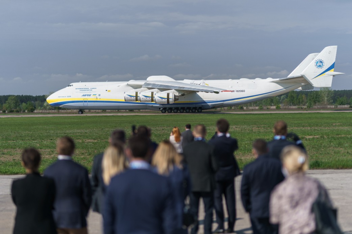 В Украину прилетел самолет АН-225 "Мрия" с очередным грузом из Китая: озвучена стоимость "гуманитарки"