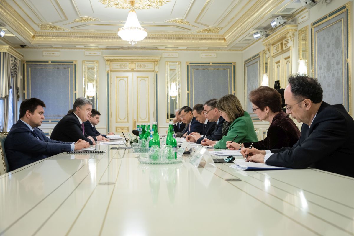 "Данные действия – плата за захват украинских предприятий", - Порошенко убедил послов стран G7 в том, что блокада Донбасса является вынужденной мерой