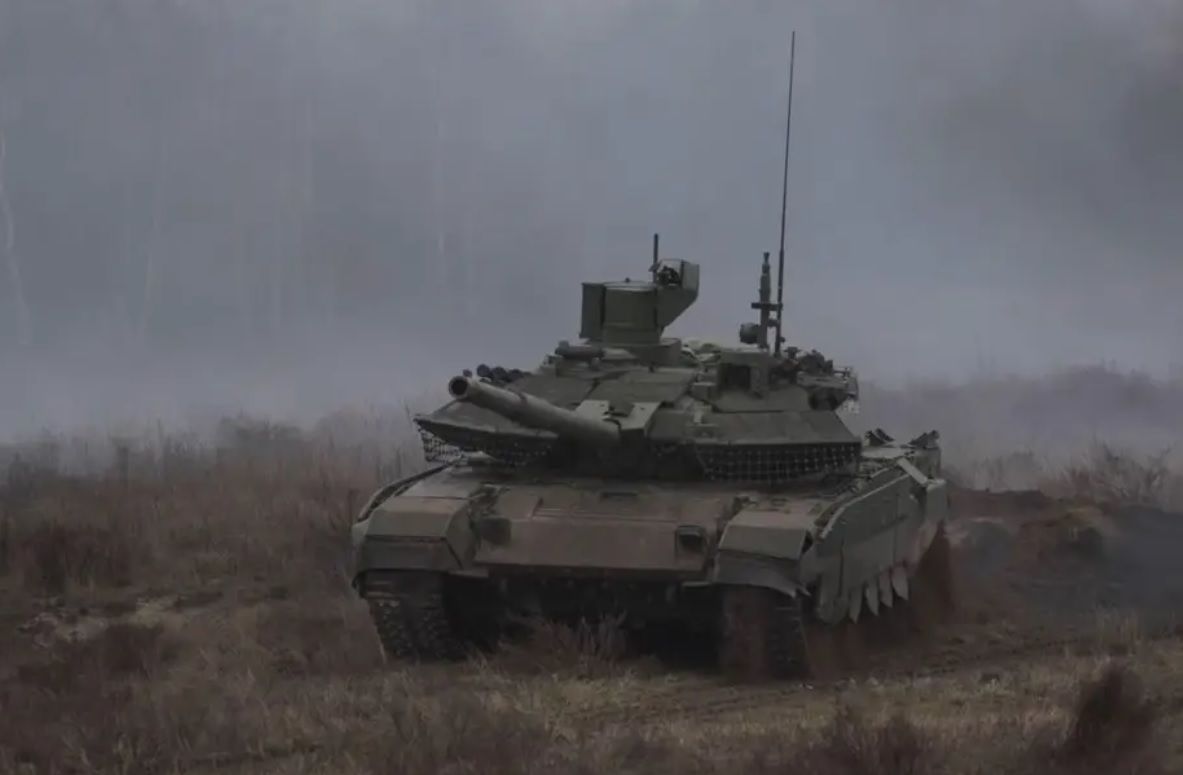 Украинский "Бредли" превратил в решето российский танк: на видео Т-90М под шквальным огнем
