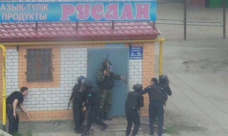 Кровавая стрельба на западе Казахстана: преступники напали на воинскую часть и оружейные магазины. Десятки жертв