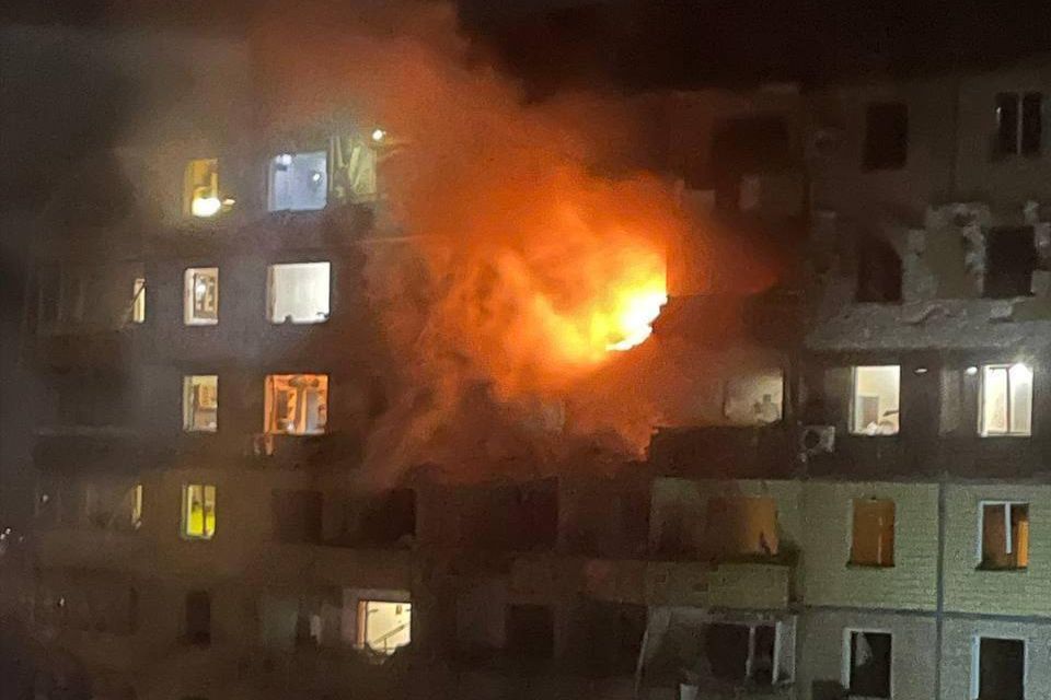 ​Взрыв в Кривом Роге: из-за удара ракеты РФ горит многоэтажка, есть жертвы