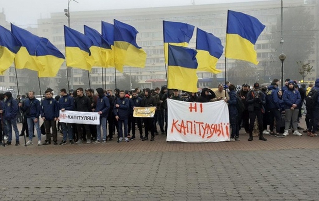 В Киеве проходит акция "Нет капитуляции" - протестующие выдвинули Зеленскому требования