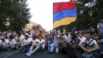 Армянский майдан: протестующие требуют отставки правительства и новых выборов