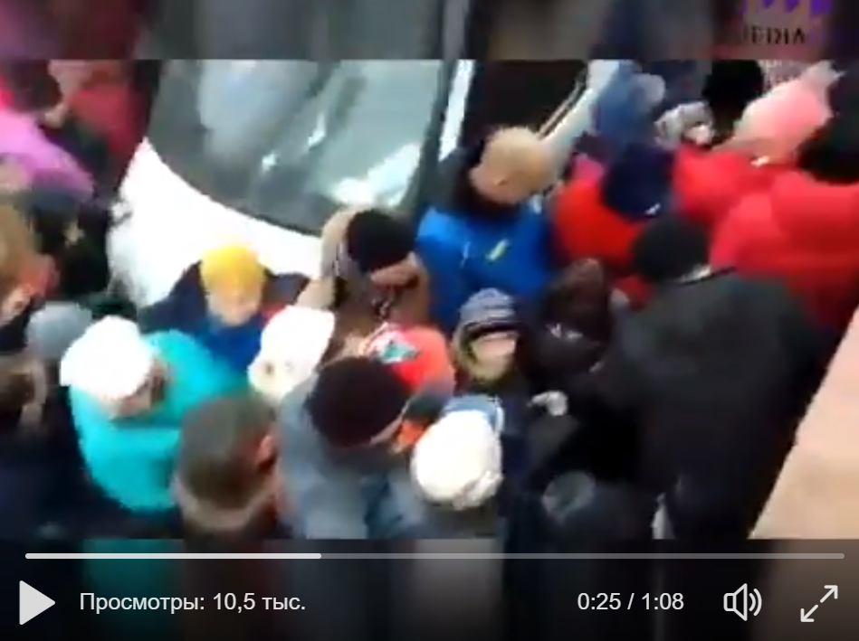 В Курске толпа россиян устроила давку при раздаче бесплатных конфет: опубликовано видео, поразившее соцсети, - кадры