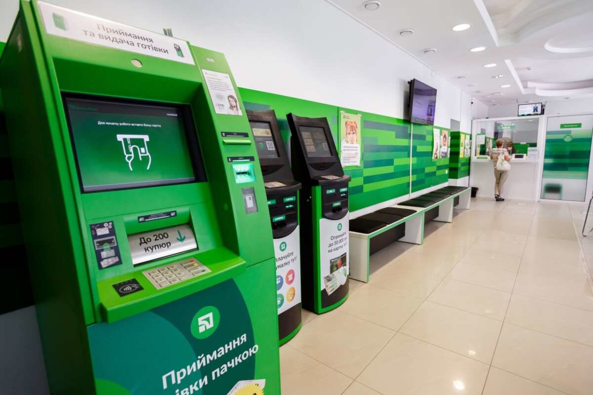ПриватБанк перестав приймати долар і євро у терміналах: як поповнити рахунок 