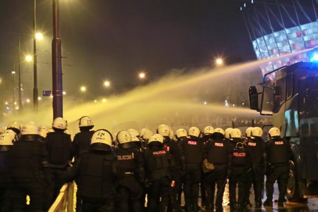 Против агрессивных националистов в Польше полиция применила водометы