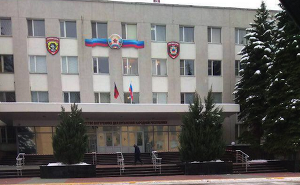 ​Гражданская война? На админздания оккупированного Луганска нацепили российские флаги