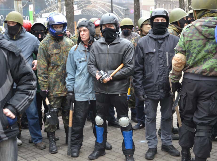 Как в Киеве молодые люди в балаклавах с цепями перекрыли Крещатик