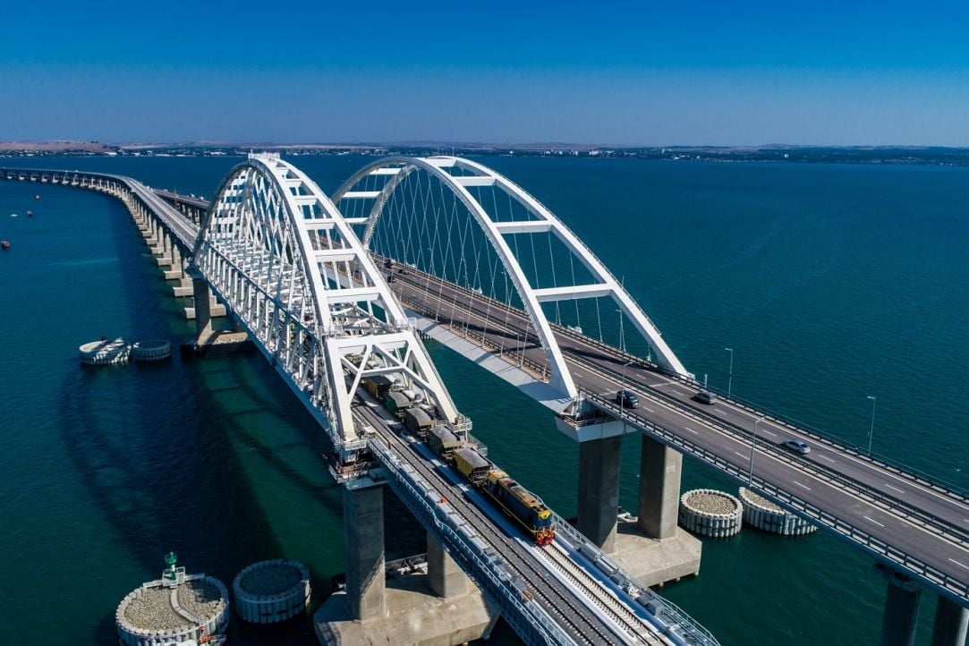 Оккупанты закрывали движение по Крымскому мосту: подробности инцидента