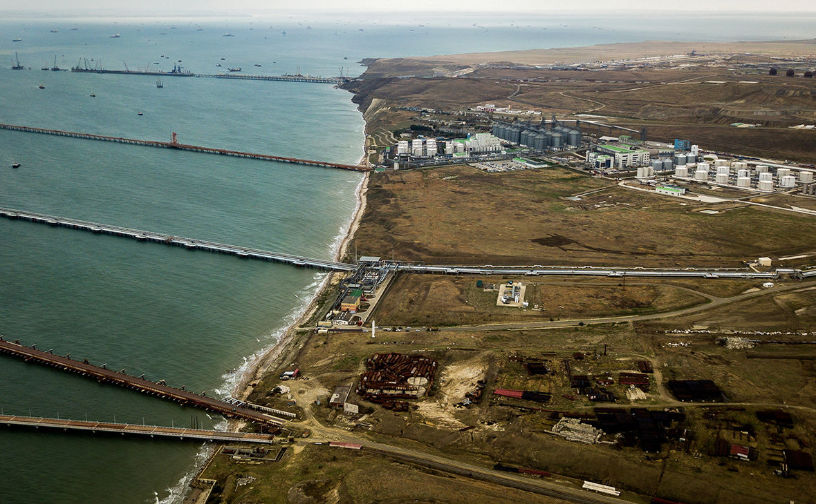 Казахстан запретил поставки нефтепродуктов в порт РФ возле Крымского моста, где горела нефтебаза