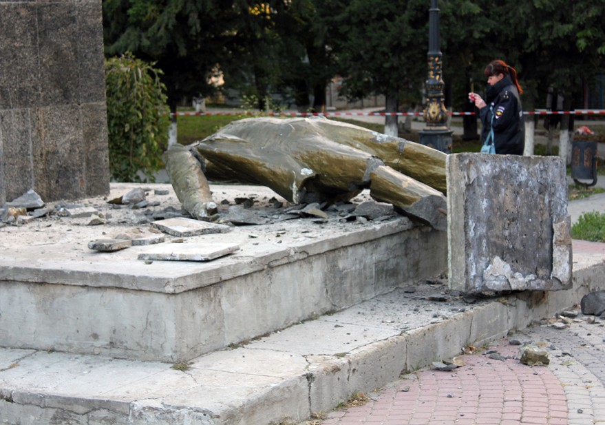 Ленинопад добрался до Крыма: в оккупированном Судаке местные жители снесли памятник Ленину, чем вызвали массовый восторг среди населения (кадры)