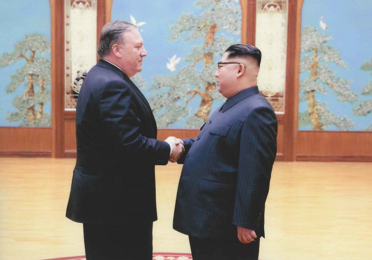 Уникальные кадры личной встречи Майка Помпео и северокорейского диктатора Ким Чен Ына опубликованы в Сети