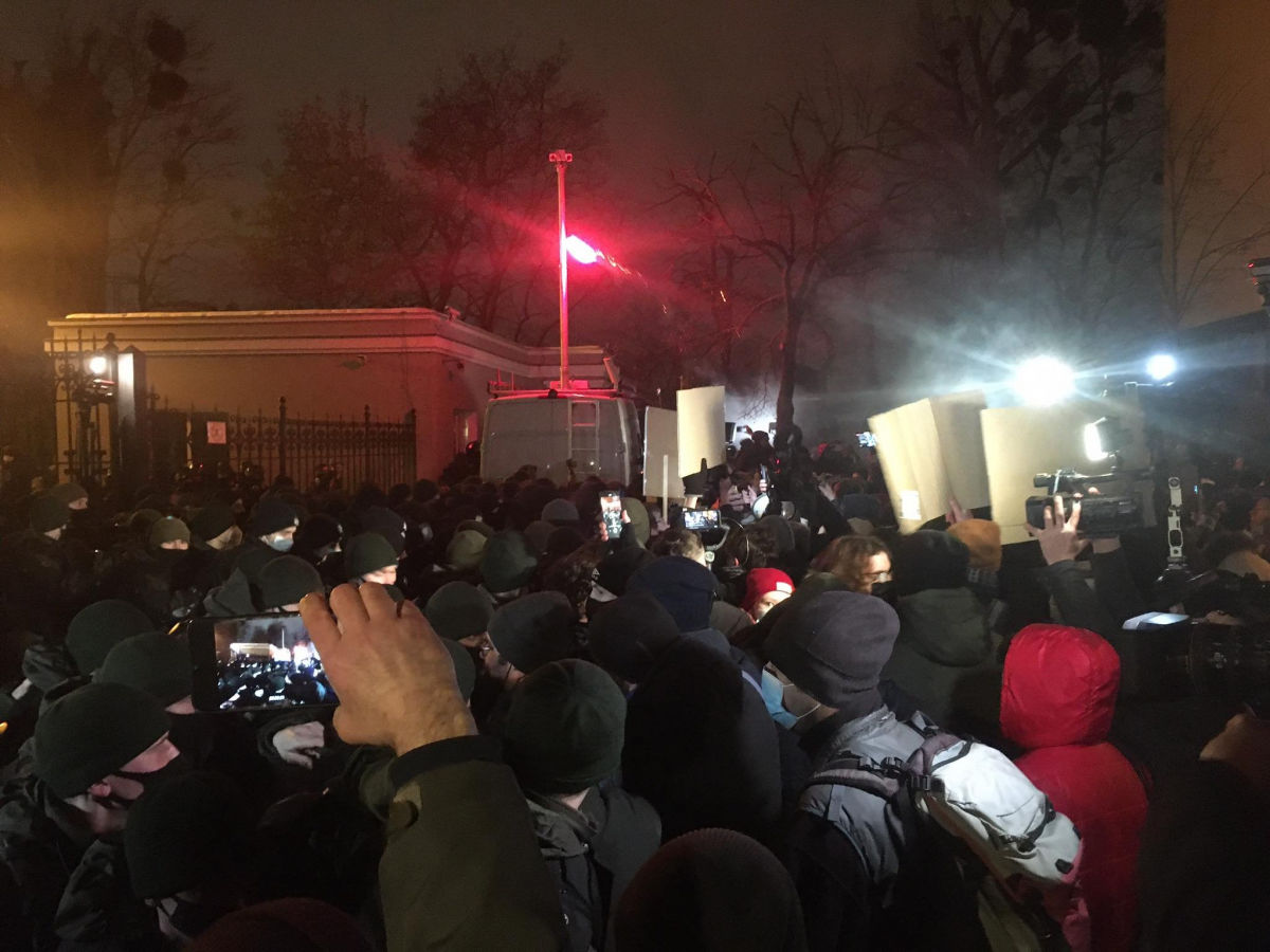 Протест под ОП из-за приговора Стерненко: сколько травмированных и кого отпустили