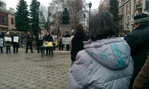 В Воронеже хулиганы облили зеленкой участников акции в память Немцова, полиция бездействовала