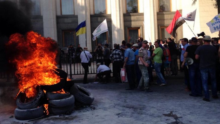 Подробности протестов перед Верховной Радой: драки, пожар и автомобильные шины