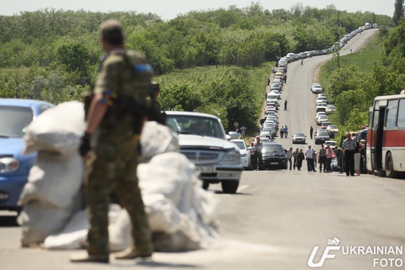 Тысячи авто стоят в очереди, чтобы попасть на территорию подконтрольную Украине
