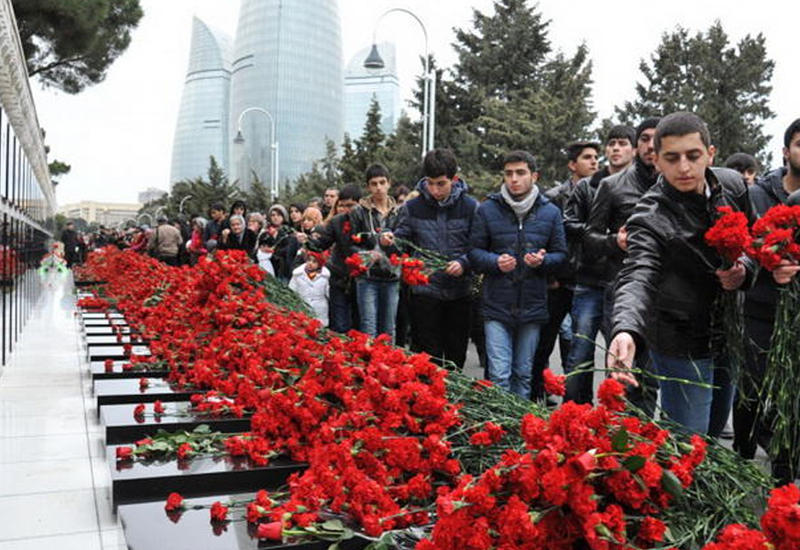Азербайджан оплакивает своих героев : Москва бросила войска на мирных жителей Баку, убив 137 и ранив 744 мирных жителя 