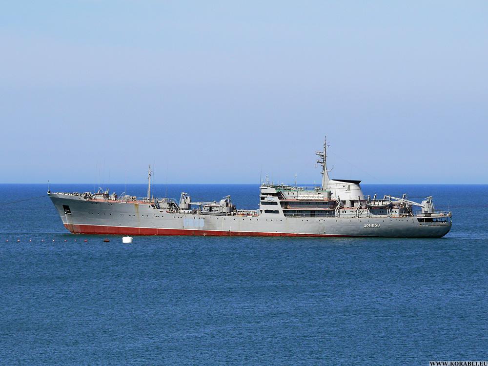 Корабль управления ВМС Украины "Донбасс" начал гореть