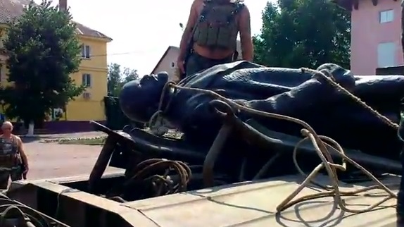 Батальон "Айдар" ликвидировал памятник Ленина в городе Счастье Луганской области