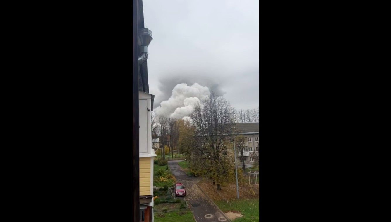 Предприятие Роскомоса под Москвой окутал огромный столб дыма, очевидцы сообщают о "взрыве"