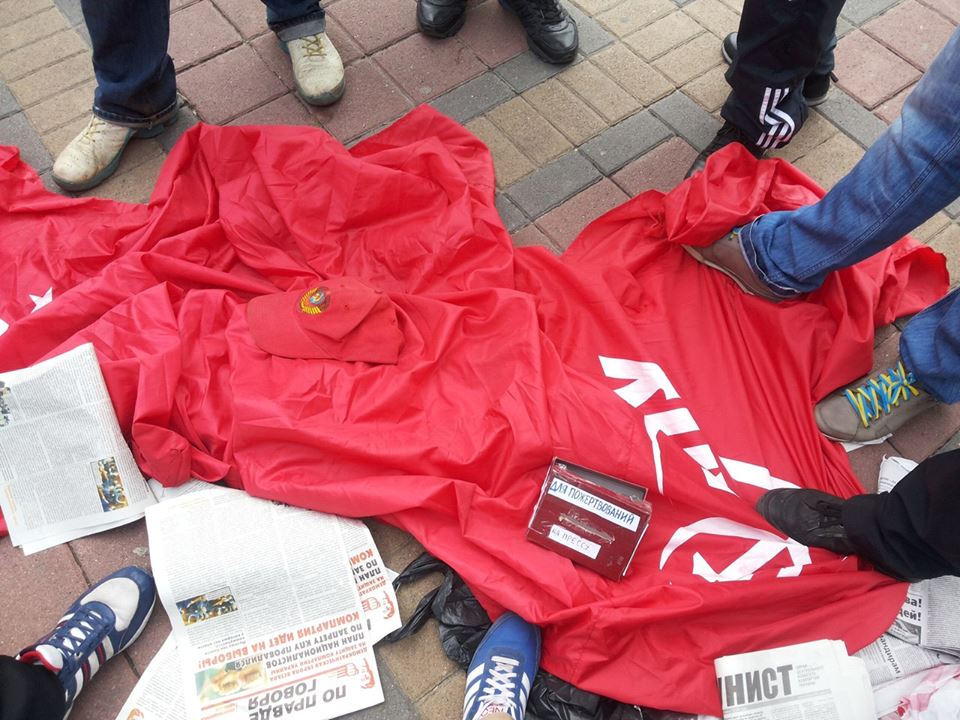Активисты Харькова растоптали флаг КПУ и снесли палатку