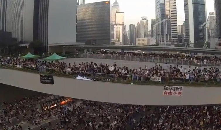 Протесты в Гонконге на фоне захватывающиго дух города в объективе дрона 