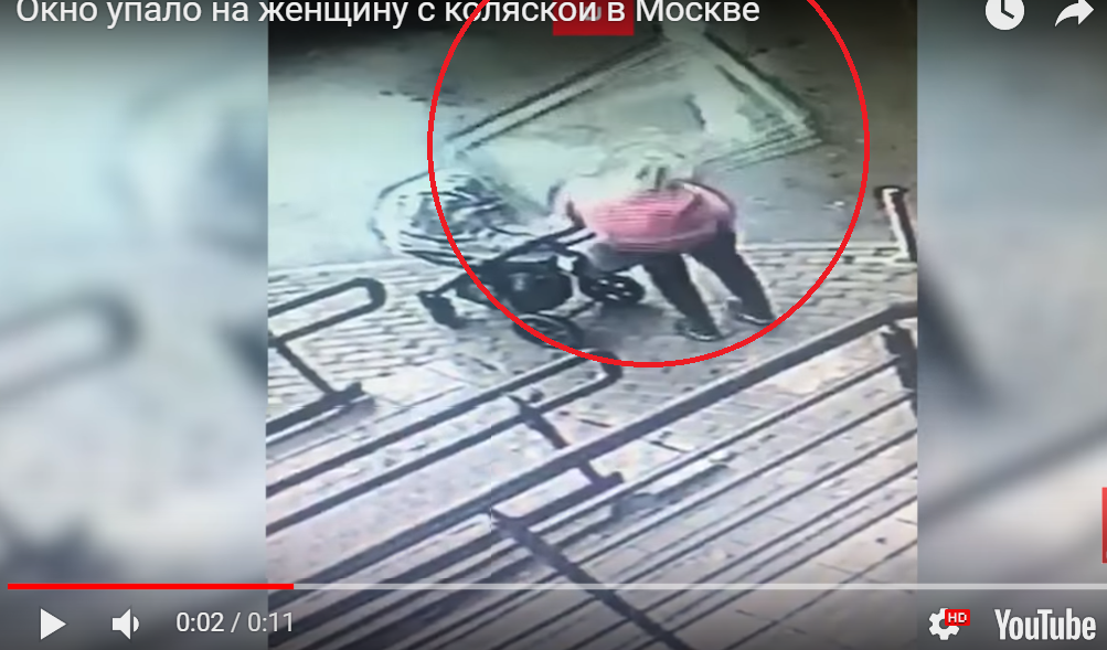 В Москве на мать с ребенком упало окно с пятого этажа - опубликовано шокирующее видео несчастного случая. Кадры 